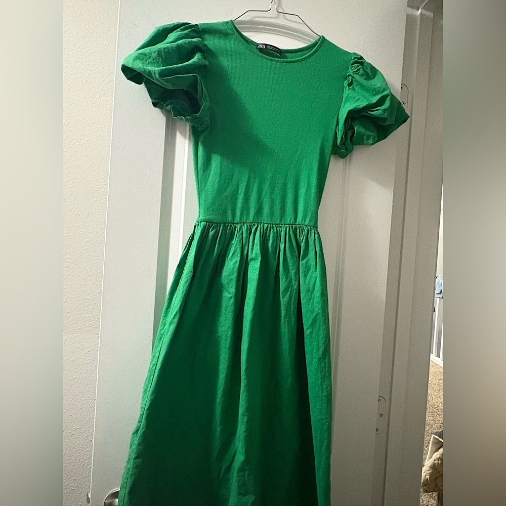 Zara Green Puffy Sleeved Dress. Size small